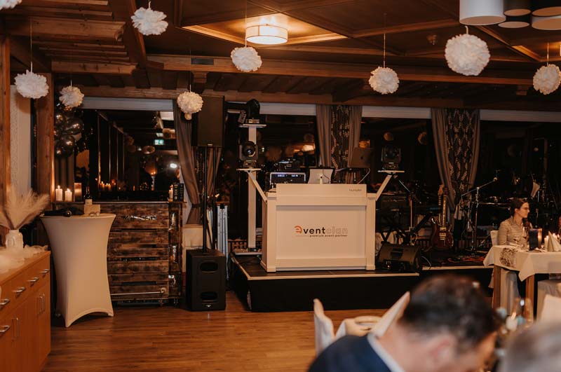 Hochzeitsfeier in Straubing mit DJ, Lichttechnik und Full-Service-Betreuung durch eventclan