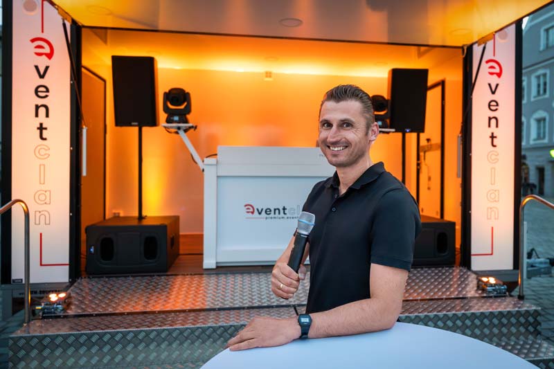Mobile Bühne von eventclan beim Stadtfest in Straubing – ideal für Moderation und Livemusik