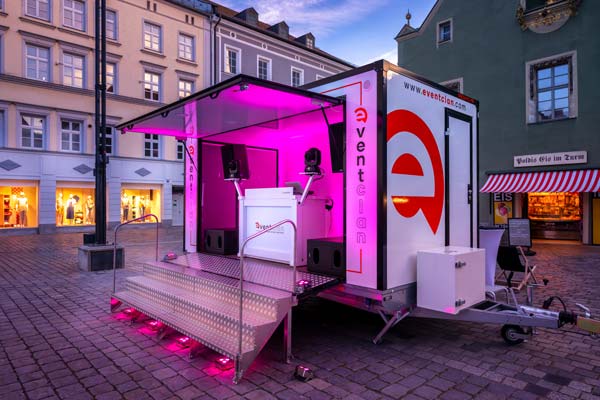 Stimmungsvolle Eventbeleuchtung und Bühnenlicht – Lichttechnik-Paket von eventclan für Atmosphäre und Showeffekte