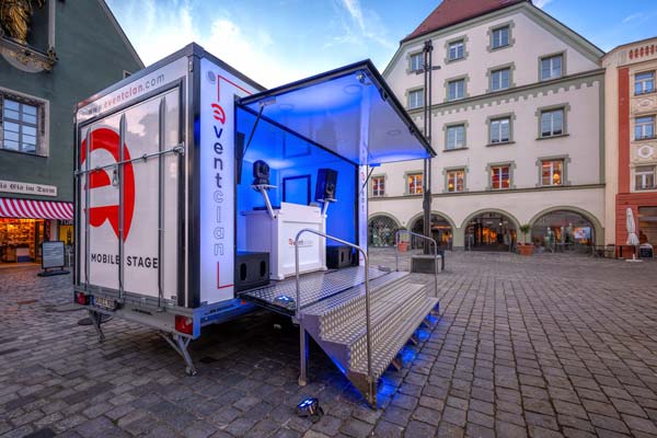 Mobile Bühne mit DJ-Pult und Moderationsfläche von eventclan – flexibel einsetzbar für Events, Hochzeiten und Stadtfeste