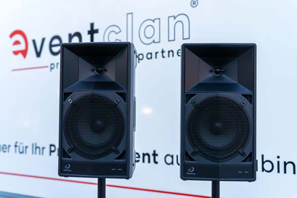 Professionelle Soundanlage mit Lautsprechern und Mikrofonen – hochwertiger Ton für jede Veranstaltung von eventclan